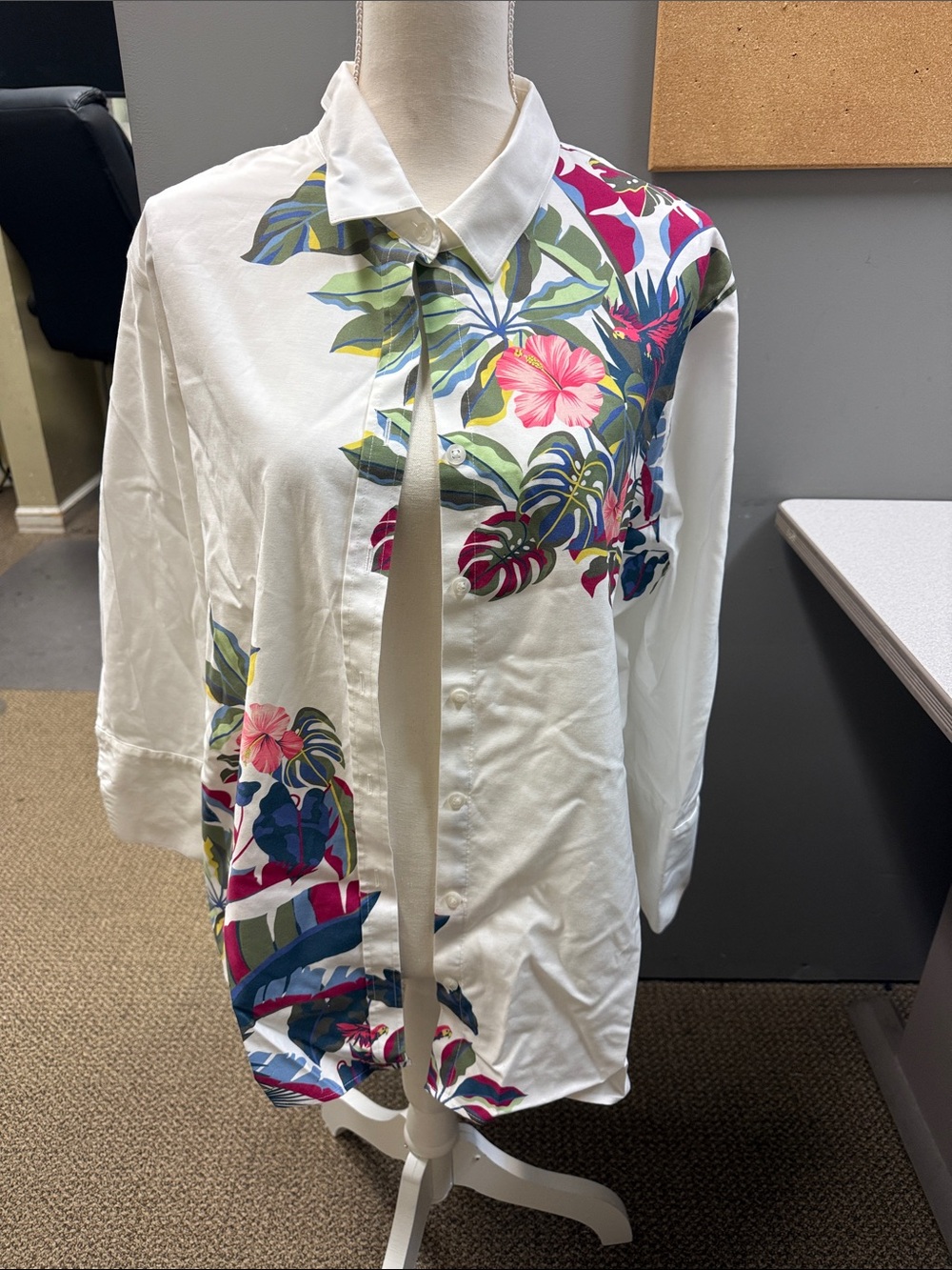 Chico’s  (4) Size XXL Tropical Parrot Floral White Button‎ Down Shirt
